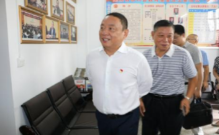 湖南省永兴县委书记赵宇教师节前看望教育基