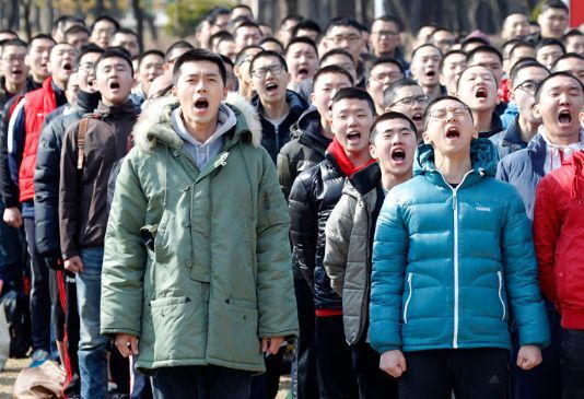 那些符合条件的男性在年满20岁的当年,将会收到兵务厅的入伍通知,但在校学生可以延后入伍。服完现役和补充役的士兵转业之后,还要在乡土预备军中服役八年,然后转入民防卫队,直到40岁才算是尽完所有的义务。40岁啊,想想年轻英俊的明星偶吧们必须得熬到满面风霜的大叔才能脱离苦海,哈韩少女们的心都要碎了吧,嗯、明星偶吧们自己也是这么想的,所以他们选择用各种方式来逃避兵役。图为韩国新兵应征入伍仪式,左侧穿棉大衣青年为玄彬