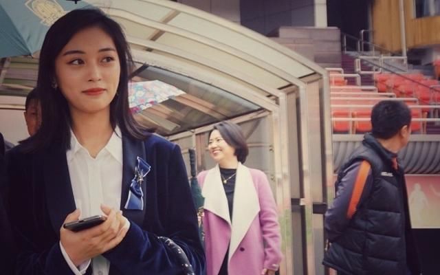 中乙美女老板豪言:19年球队必须冲甲 不行就买