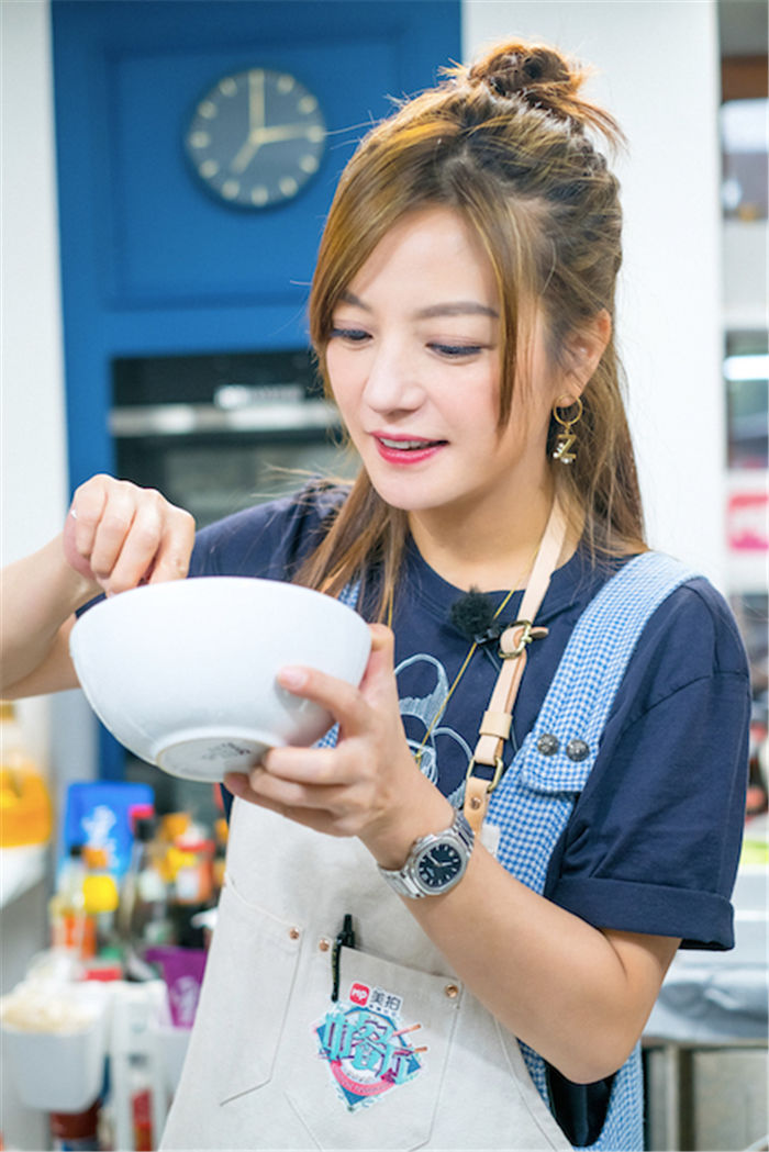 《中餐厅2》中法联谊 赵薇嗨歌悠享难得慢时光