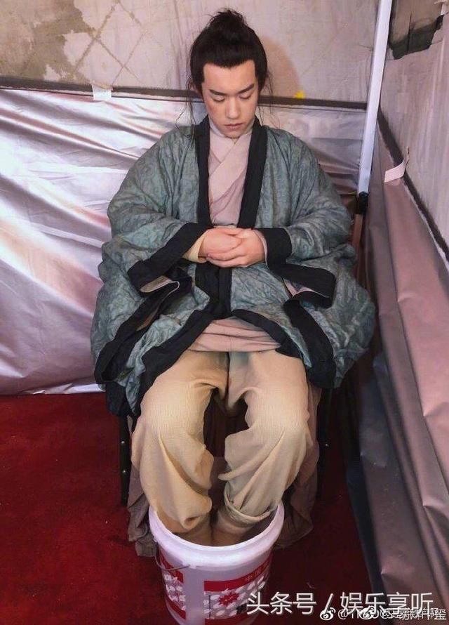 易烊千玺连着更新两天的ins、微博,而且还露脸