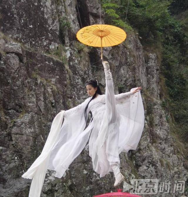明星吊威亚,于朦胧高空摔下,她患上终身颈椎病,而他投保立马被拒