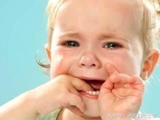 不抱不哄,让宝宝哭累了就睡觉,这种方法对待一