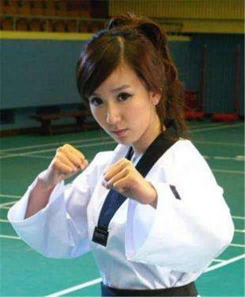 娄艺潇谈闺蜜迪丽热巴走红原因,胡一菲附体:这