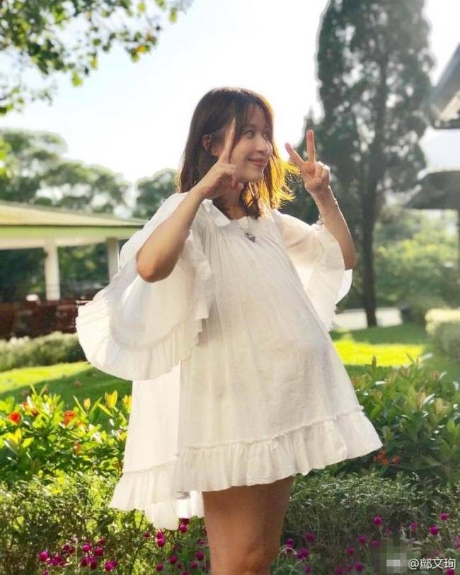 "小郡主"邝文珣晒孕照 笑称肚子大到能当桌子了