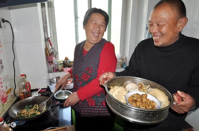 我怀孕婆婆从乡下过来照顾 门口听到我爸跟她