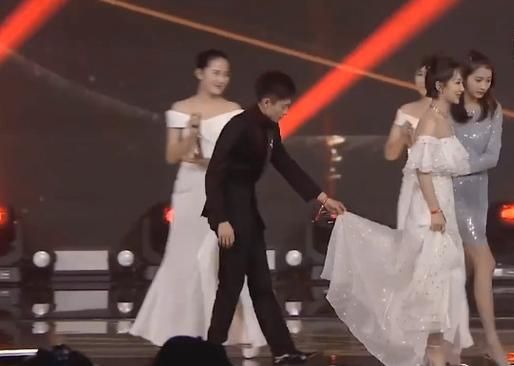 杨紫在微博之夜上出尽风头,张一山为他提着裙