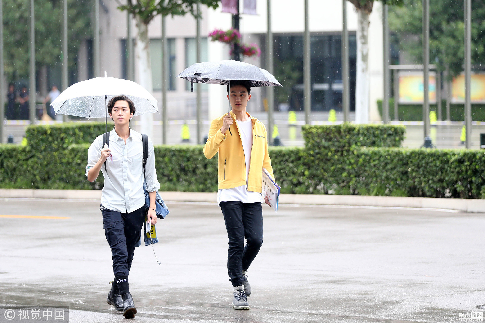 2018年8月30日，北京，中央戏剧学院昌平校区迎来2018级本科新生报到日，众多新生陆续到校报到。现场帅哥美女如云。当天下起了细雨，众多新生撑着伞在雨中疾行，画面养眼。