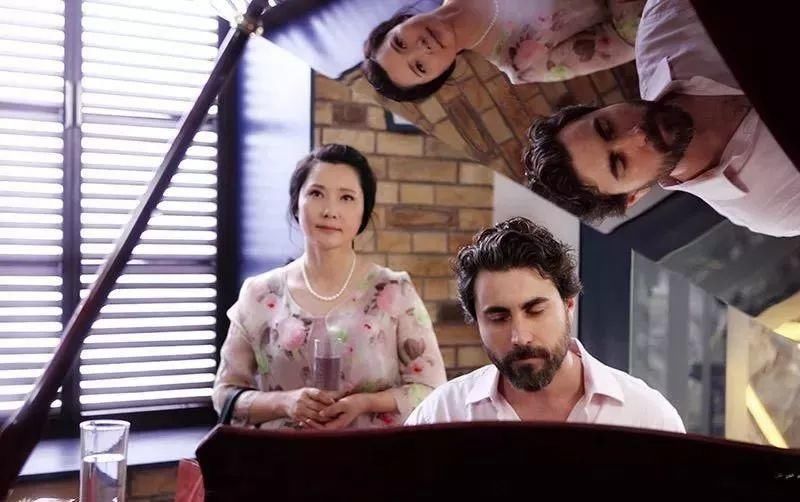 5岁父母离异,29岁搭档巩俐,和初恋相守35年,这