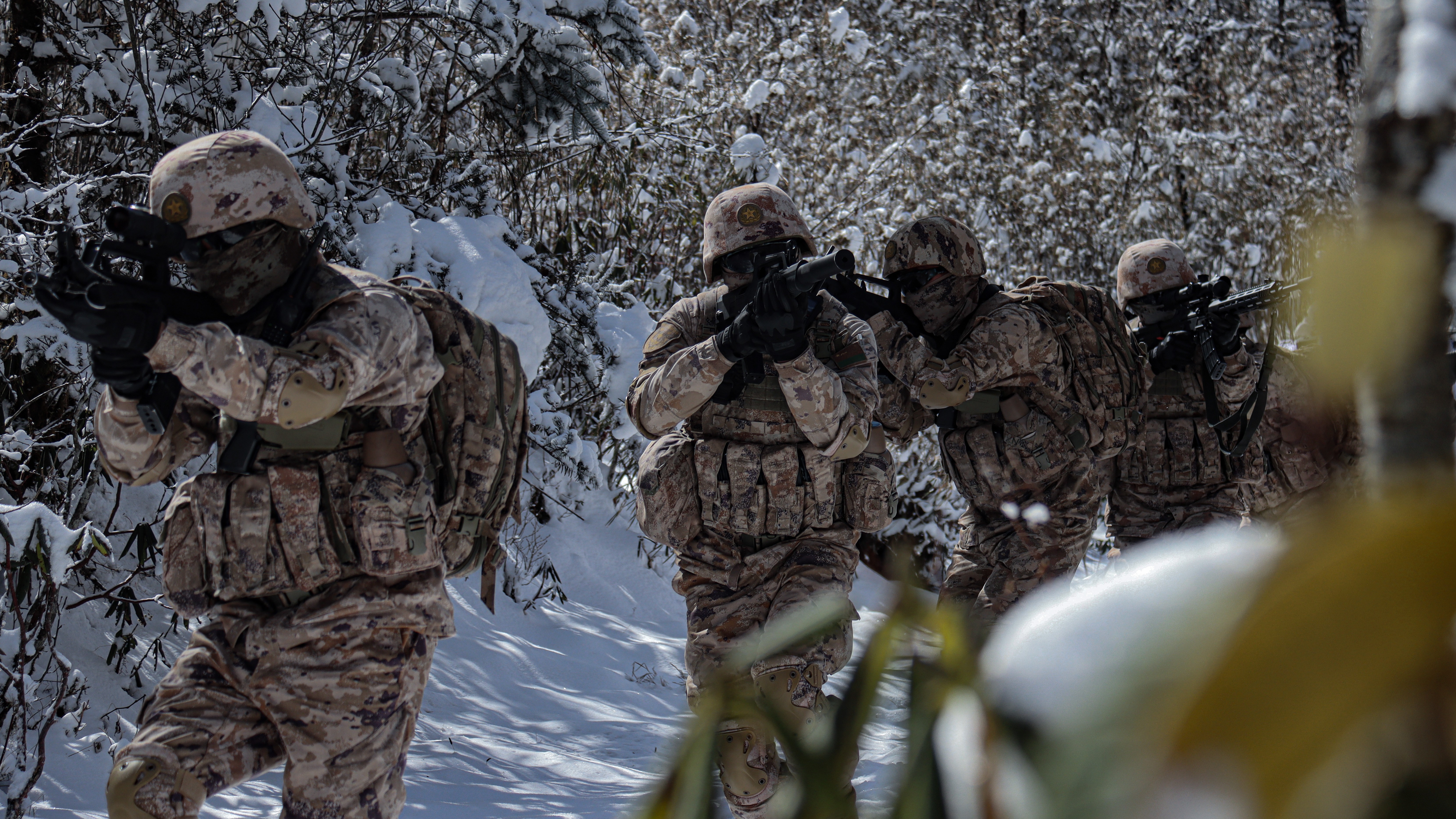 雪地突击 直击雪域高原侦察分队多科目考核 雪地突击 直击雪域高原侦察分队多科目考核