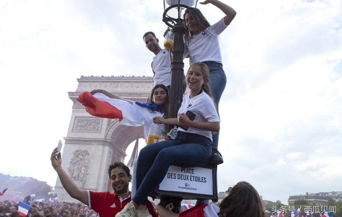 感受下浪漫的法国人民是怎样庆祝胜利的,疯狂