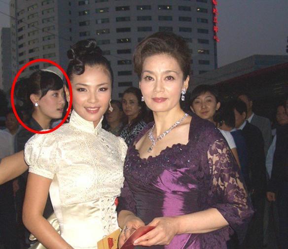 杨幂穿旗袍亮点却在发型,佟丽娅穿旗袍抽烟的