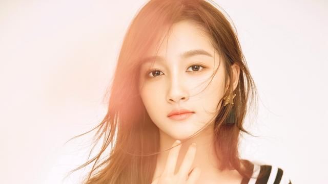 关晓彤和姐姐关晓丹,网友称姐俩的魅力十足但