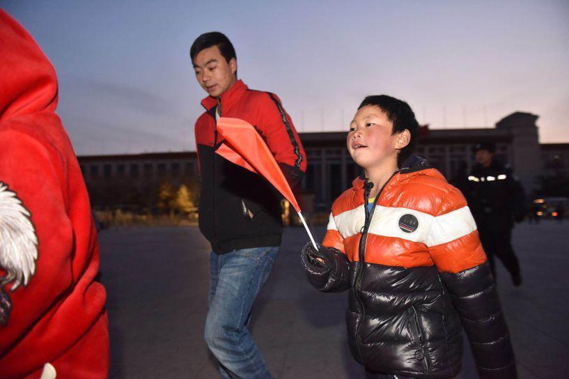 为求学他成了“冰花男孩” 看升旗去警察学校圆梦北京温暖一座城