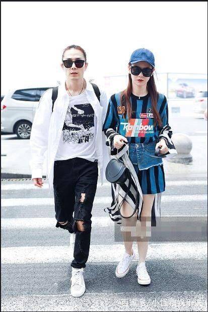 戚薇穿条纹装秀大白腿,和老公搂脖狂虐狗,网友