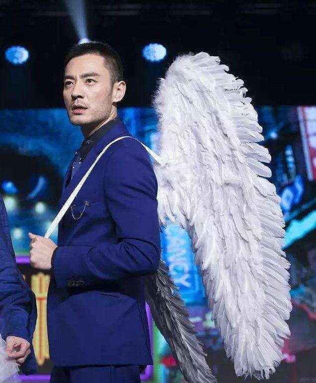 娱乐圈公认戴上维密翅膀帅而不娘的男星, 看