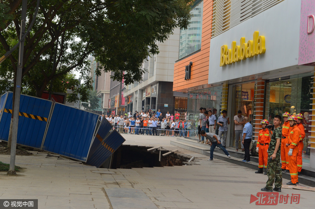 兰州一步行街路面大面积塌陷 行人跌落 兰州一步行街路面大面积塌陷 行人跌落