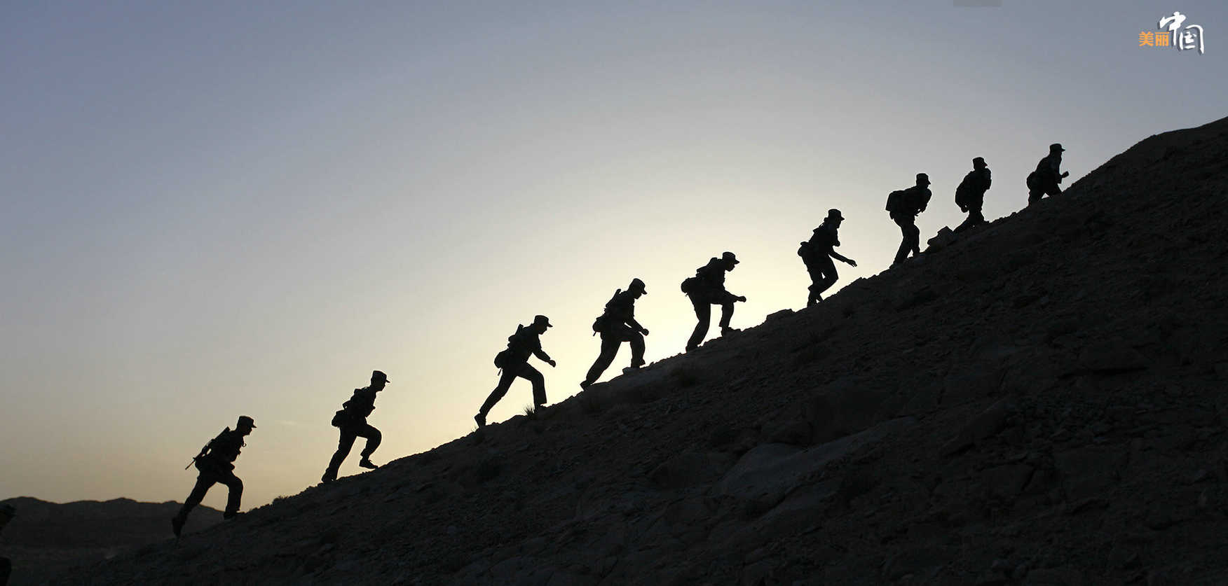 常年驻守肃北蒙古族自治县马鬃山地区的某边防连,担负着中蒙边界甘肃段约30公里的边境执勤守卫任务。这里气候恶劣,夏天最高气温50多度,冬天最低气温零下40多度,一年8级以上大风长达100多天,曾被联合国环境规划署划定为不适宜人类居住生活的“生命禁区”。图为夜幕下,迎着刺骨的寒风,官兵们翻越一个个高地巡逻。曹志政 摄