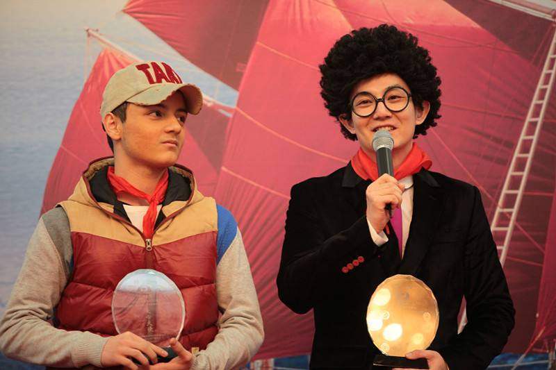 上次被你们嘲讽的秃顶童星阿尔法, 他的头发长