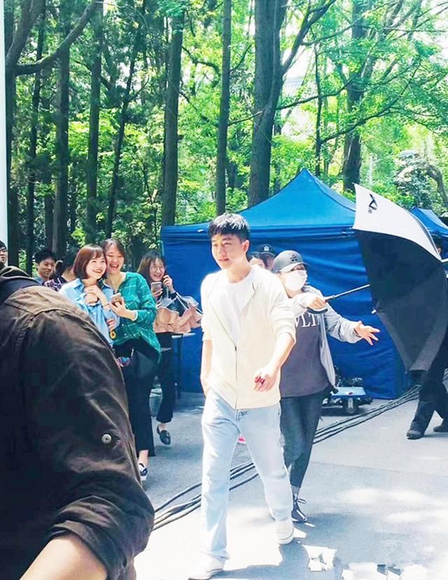 偶遇范冰冰黄轩李沁拍戏,范冰冰清纯造型美极