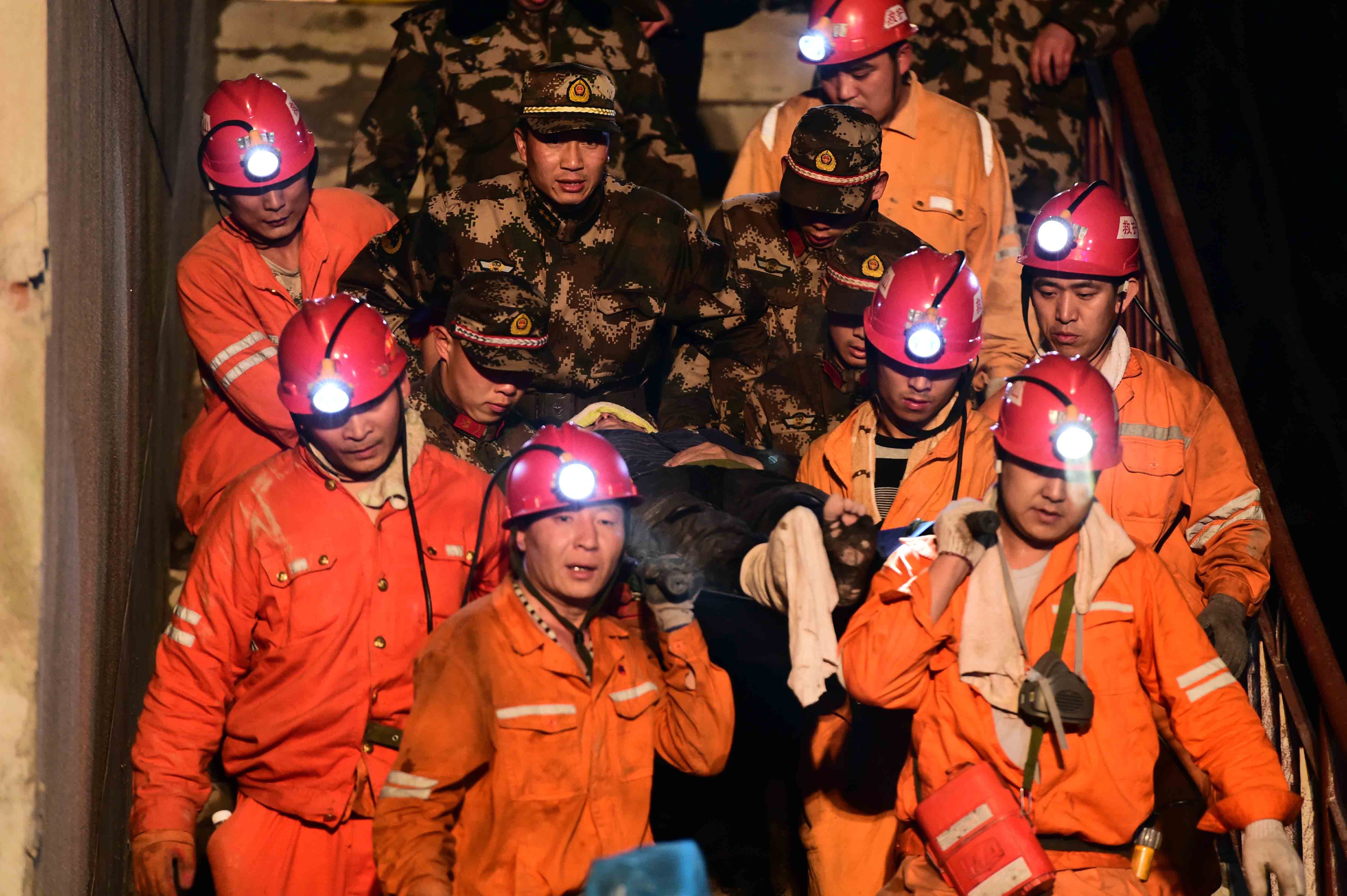 2015年底，武警山东总队临沂支队官兵参与平邑矿难救援。王聿森摄