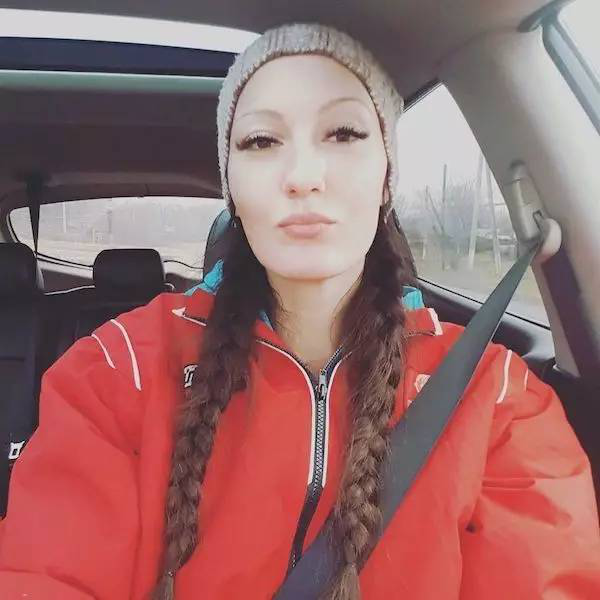 ekaterina有多高呢? 当她和普通股人站在一起的时候,画面是这样的.