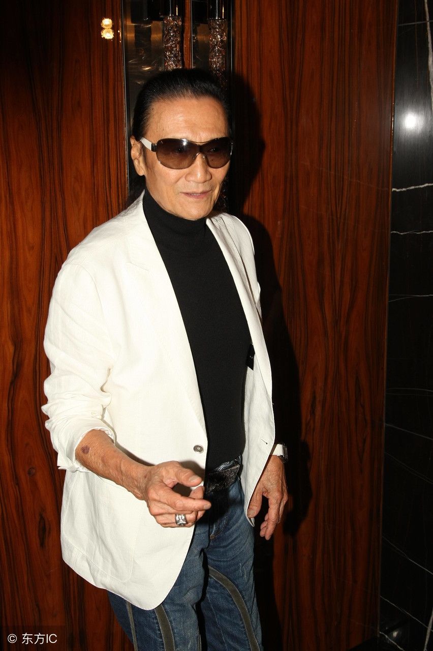 82岁谢贤分手极速复原,打扮青春不时整理发型