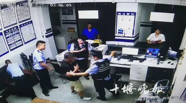 十堰一女子涉赌遭行拘,丈夫酒后大闹派出所涉