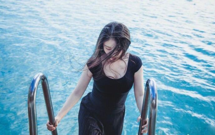 近日，徐冬冬一组泳池照流出，照片中的她身材丰腴性感火辣，一头乌黑长发，随意散落其后，黑色短袖T桖，丝毫遮盖不住她的性感，一双犀利的眼神，直勾勾地盯着前方，显得惊艳动人。