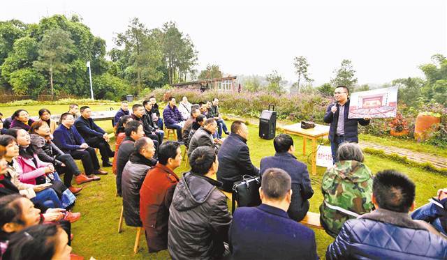 【领航新征程】“乡村振兴不能等，得靠干！”——江津一家农场草坪上的宣讲