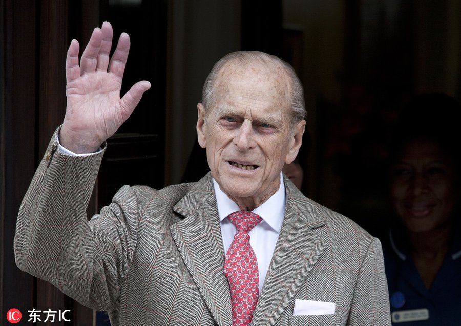 英国96岁菲利普亲王手术后出院回家 热情打招呼精神抖擞