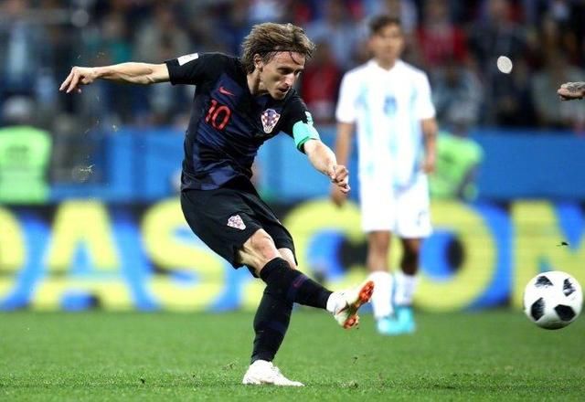 世界杯阿根廷再度爆冷,0-3惨败,梅西无力回天,