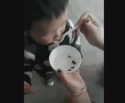 幼童被家长喂活蝌蚪 称强身健体