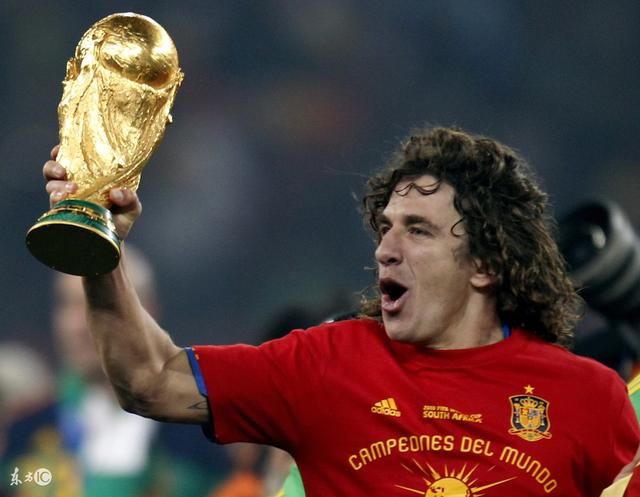 球迷评选足球历史最佳阵容,C罗压梅西上榜,大