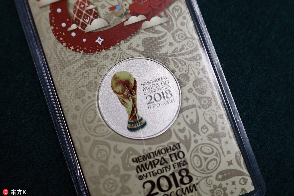 当地时间2017年7月5日，俄罗斯莫斯科，俄罗斯央行发布新款世界杯纪念币，小巧精致设计出众。