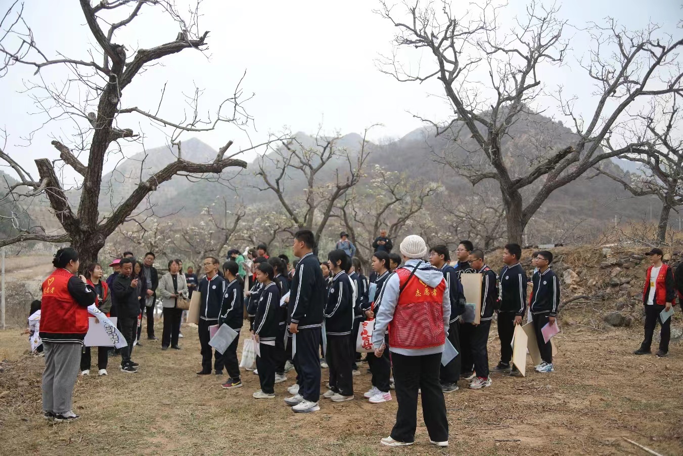 这场京郊研学活动,揭开了“子母石”的神秘面纱—— 这场京郊研学活动,揭开了“子母石”的神秘面纱——