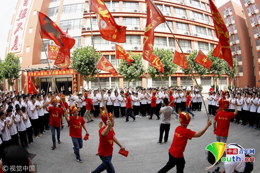 衡水老师扮成文曲星:高三老师头戴状元帽扮文曲星 助力高考 贷款 第2张-贝它财经 衡水老师扮成文曲星:高三老师头戴状元帽扮文曲星 助力高考 贷款 第2张