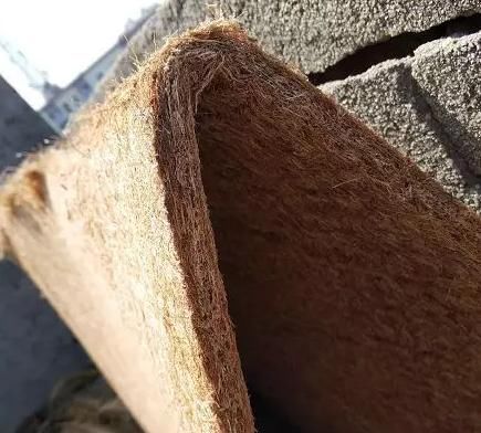 论一个人如何把1米8乘2米的床垫搬下楼?前方