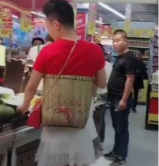 男子穿白裙逛超市引众人非议,转身后却让所有