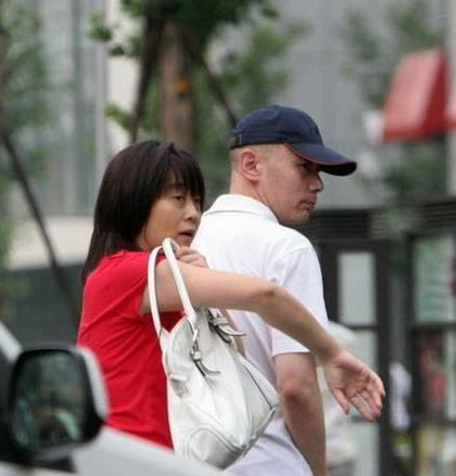 60岁葛优老婆近照曝光,果然是真爱(图) 60岁葛优老婆近照曝光,果然是真爱(图)