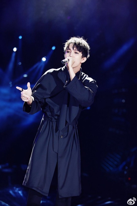 迪玛希《歌手》蝉联第一,暗黑妖艳的造型也是对时尚的完美逆袭 迪玛希《歌手》蝉联第一,暗黑妖艳的造型也是对时尚的完美逆袭