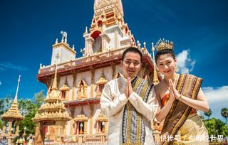 中国游客去泰国,上厕所时对这根管子好奇,询