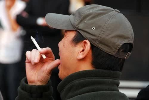 冯小刚不缺钱,却一脸的白癜风、一口烂牙,吸烟