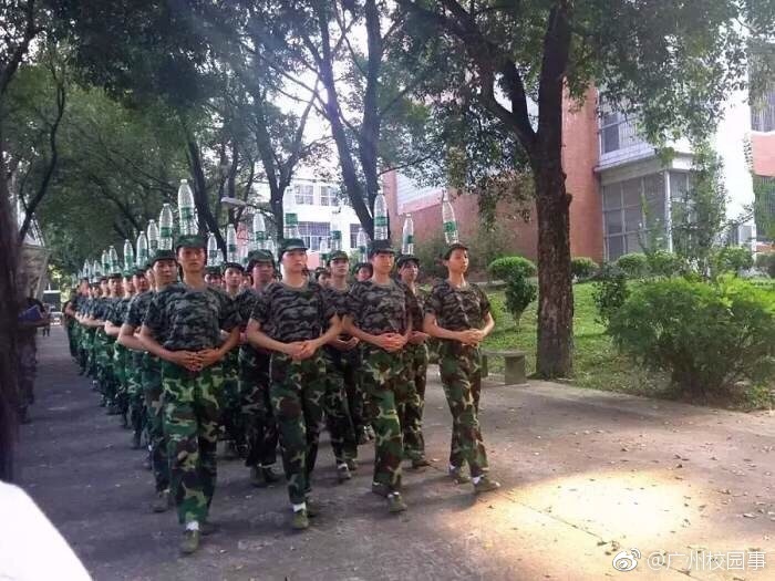 这波军训神操作:头顶水瓶走路 手机垫底练军姿