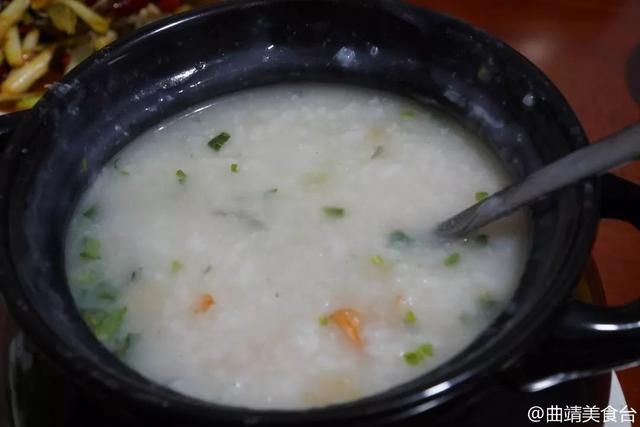 曲靖最繁华的烧烤一条街,据说这家海鲜粥一人