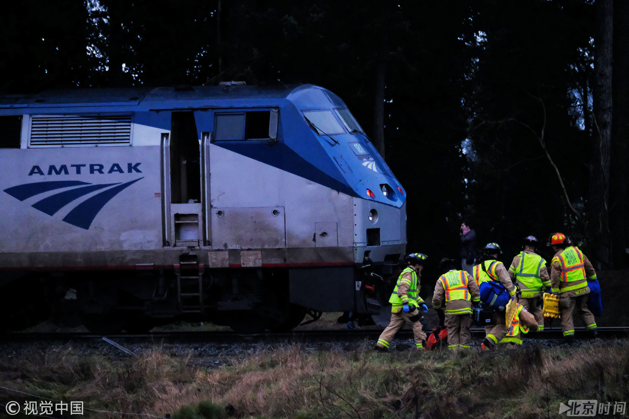 已知晓华盛顿州发生列车脱轨事故的美国总统特朗普则称，美国华盛顿州西雅图列车脱轨事件比以往任何时候都能说明我们应该尽快通过基础设施建设计划。图/视觉中国
