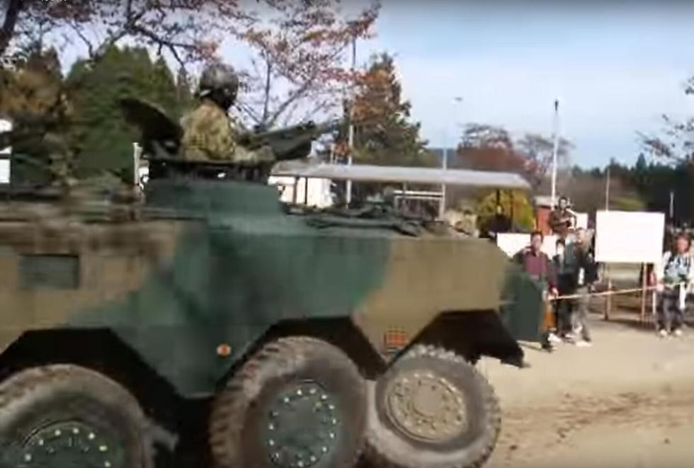 日本96式装甲车行驶中轮胎脱落 日本96式装甲车行驶中轮胎脱落