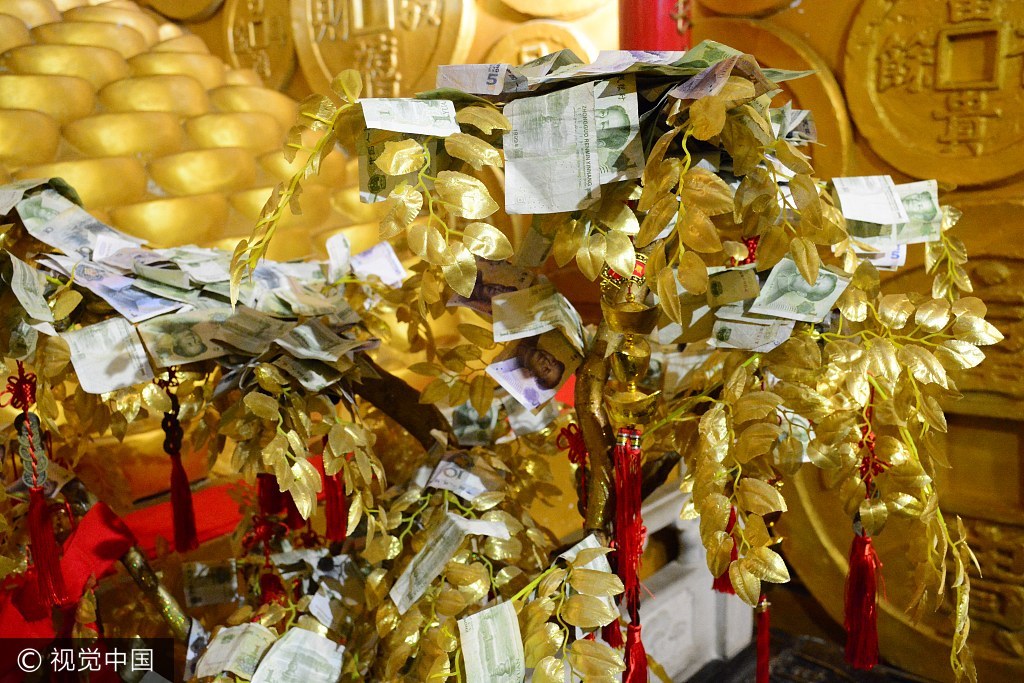 沈阳现"土豪金"关帝像 摇钱树上布满人民币