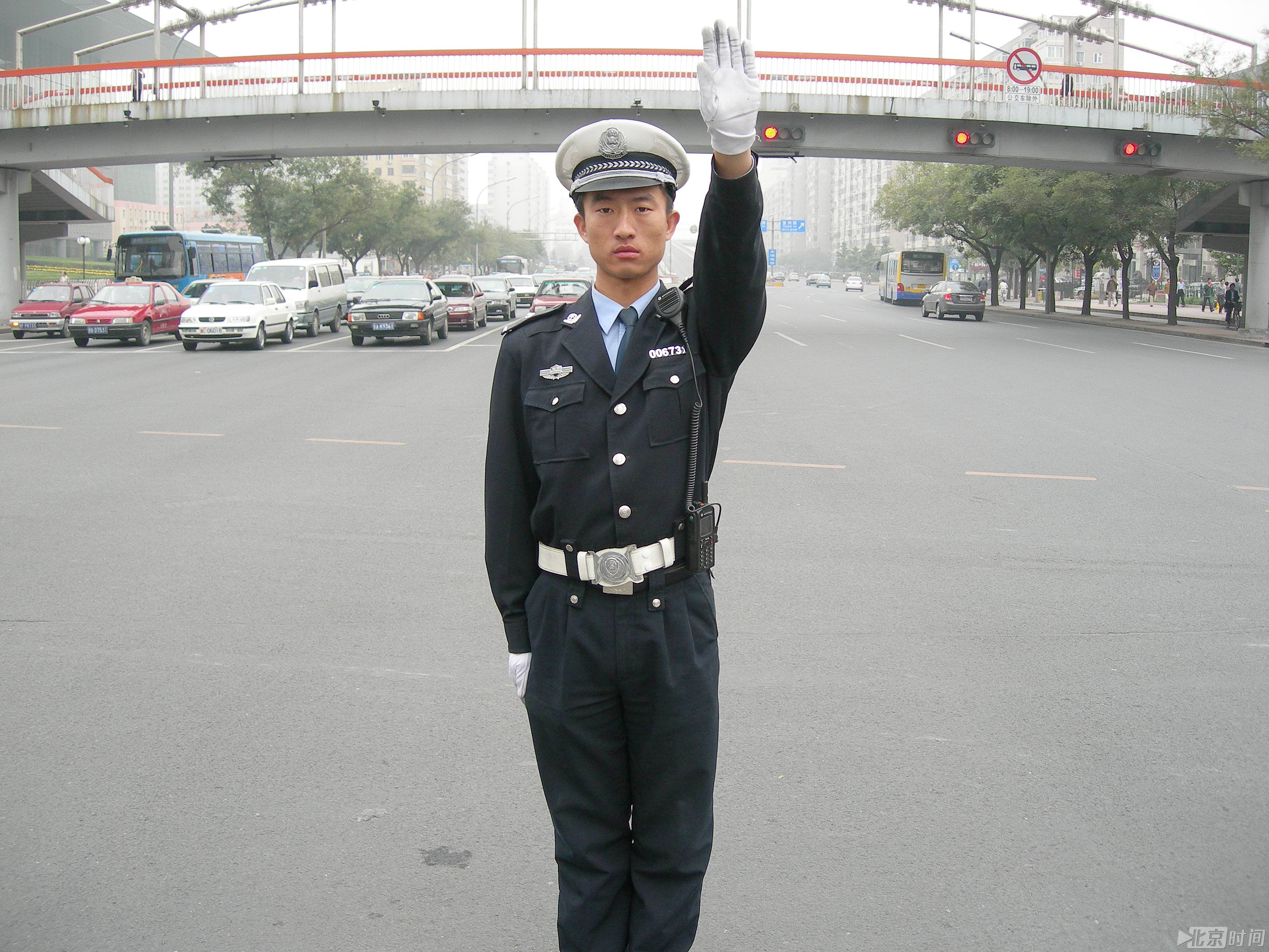 曹毅在燕京饭店路口进行指挥疏导