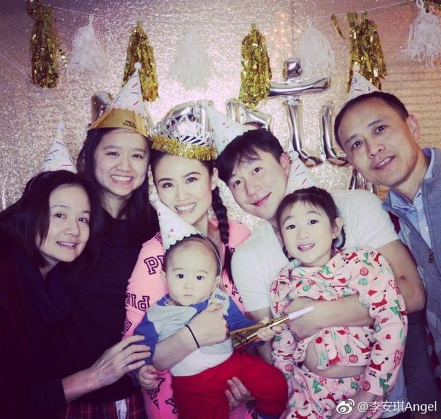 李小鹏生日晒全家福,奥莉腮帮子好像遗传了妈